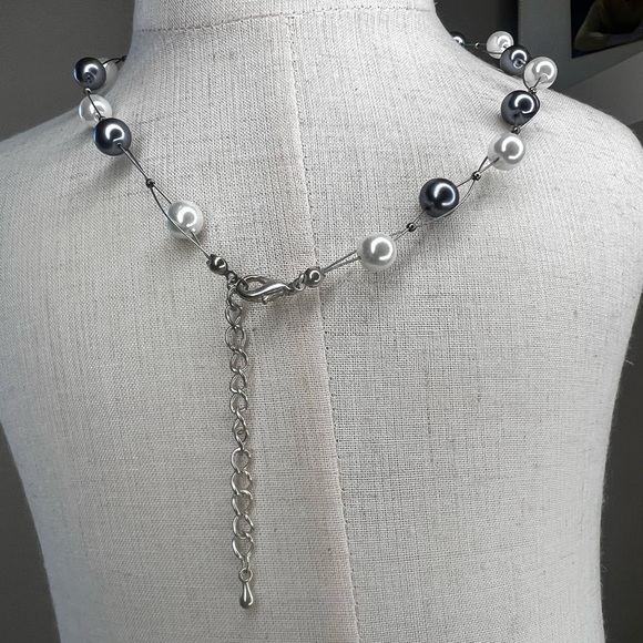 Silver wire floating gray and white faux pearl necklace good condition - Picture 5 of 7